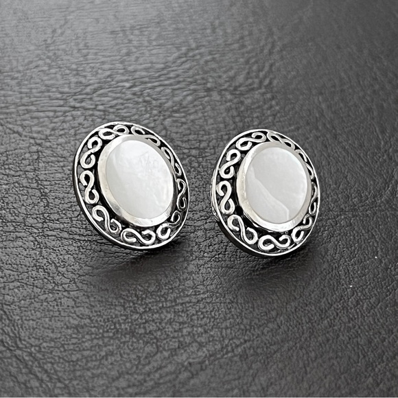 Vintage sterling silver mother of pearl stud earrings - Picture 3 of 9